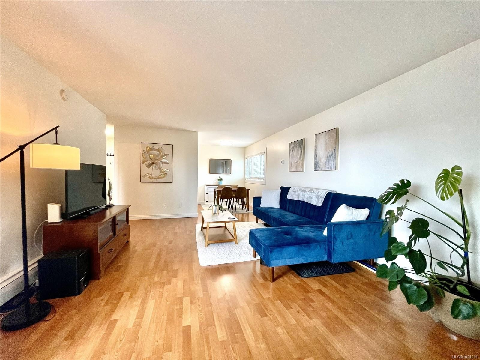 359-2930 Washington Ave, Victoria, BC - Indoor Photo Showing Living Room