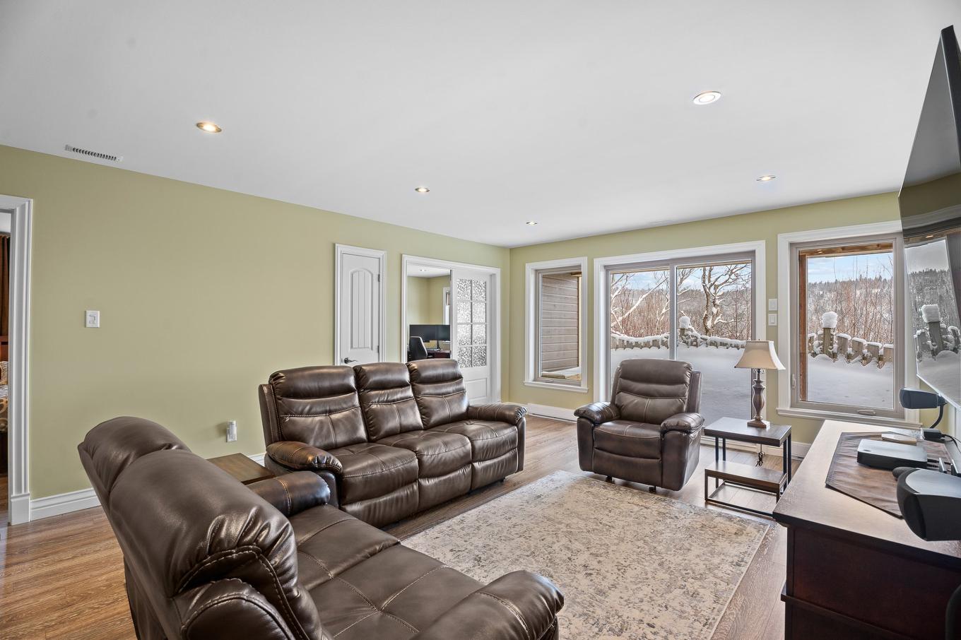 Salle familiale - 22 Rue Des Gemmes, Sainte-Marguerite-Du-Lac-Masson, QC - Indoor Photo Showing Living Room