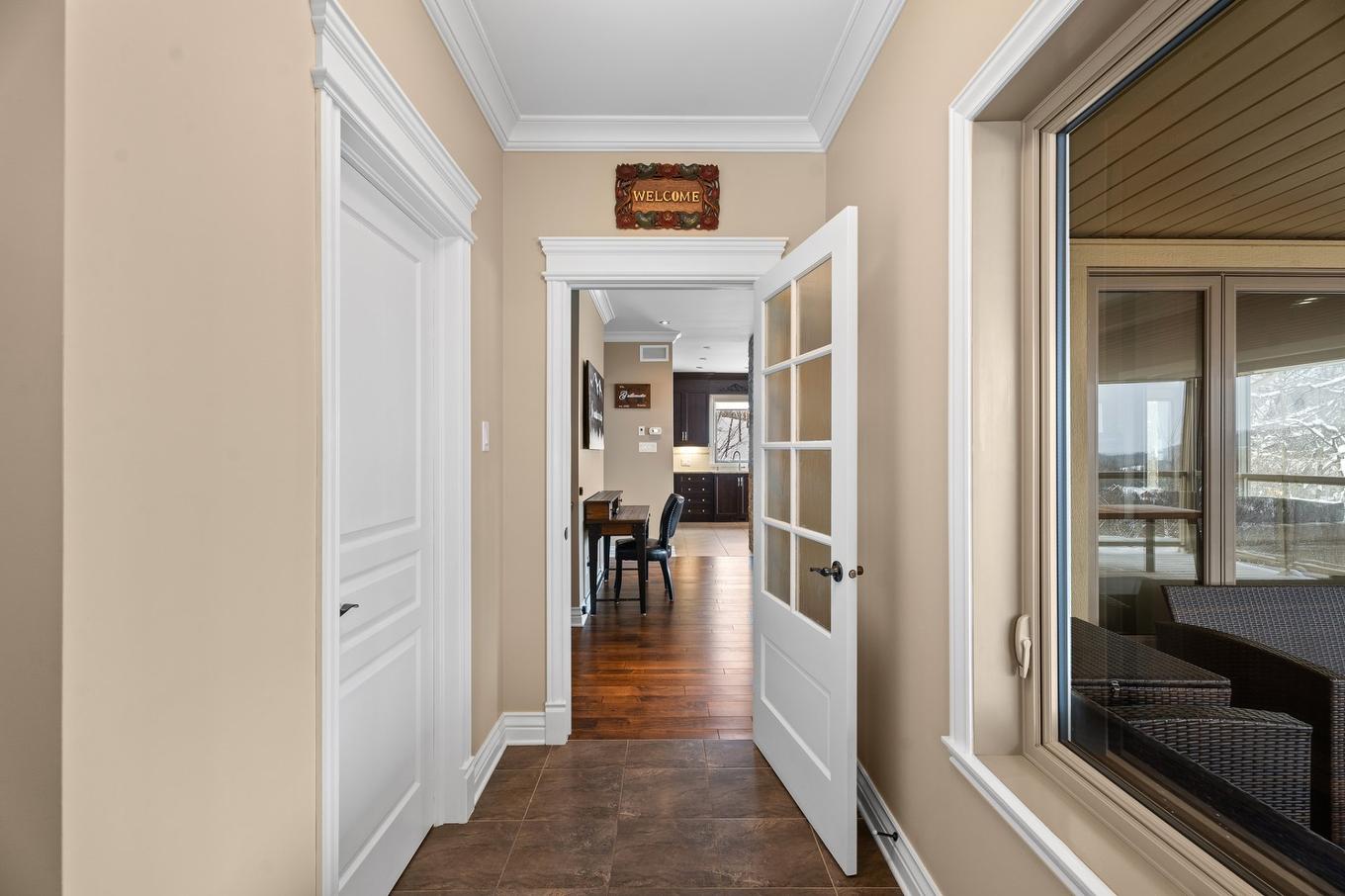 Hall d'entrée/Vestibule - 22 Rue Des Gemmes, Sainte-Marguerite-Du-Lac-Masson, QC - Indoor Photo Showing Other Room