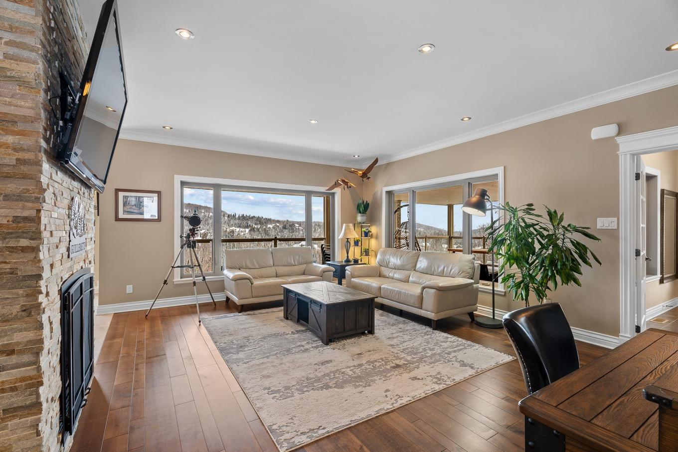 Salon - 22 Rue Des Gemmes, Sainte-Marguerite-Du-Lac-Masson, QC - Indoor Photo Showing Living Room With Fireplace