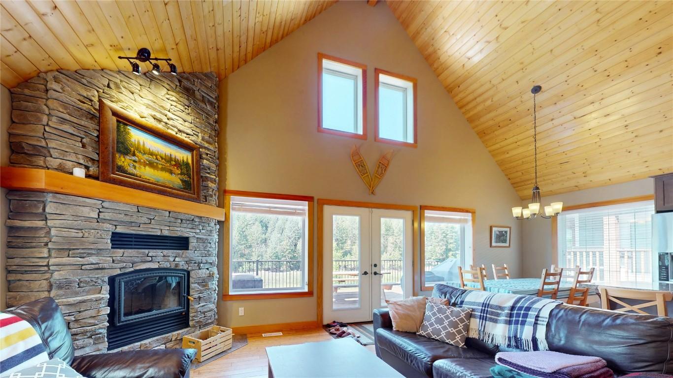 22-6324 Laurier Avenue, Wardner, BC - Indoor Photo Showing Living Room With Fireplace