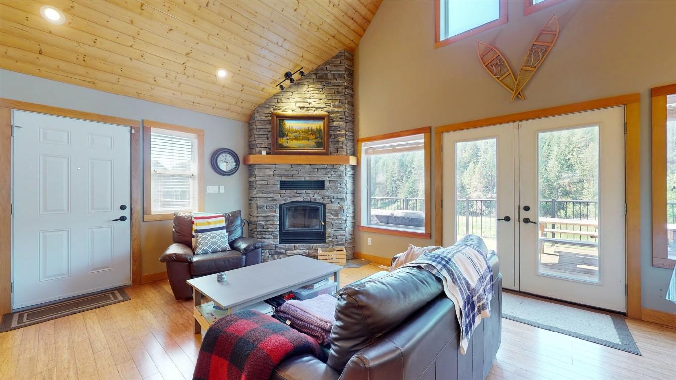 22-6324 Laurier Avenue, Wardner, BC - Indoor Photo Showing Living Room With Fireplace