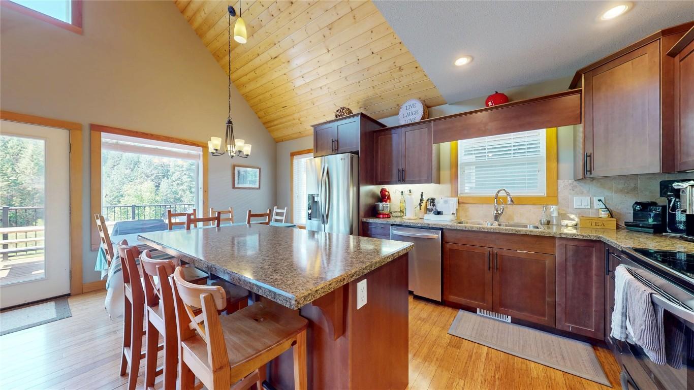 22-6324 Laurier Avenue, Wardner, BC - Indoor Photo Showing Kitchen With Stainless Steel Kitchen