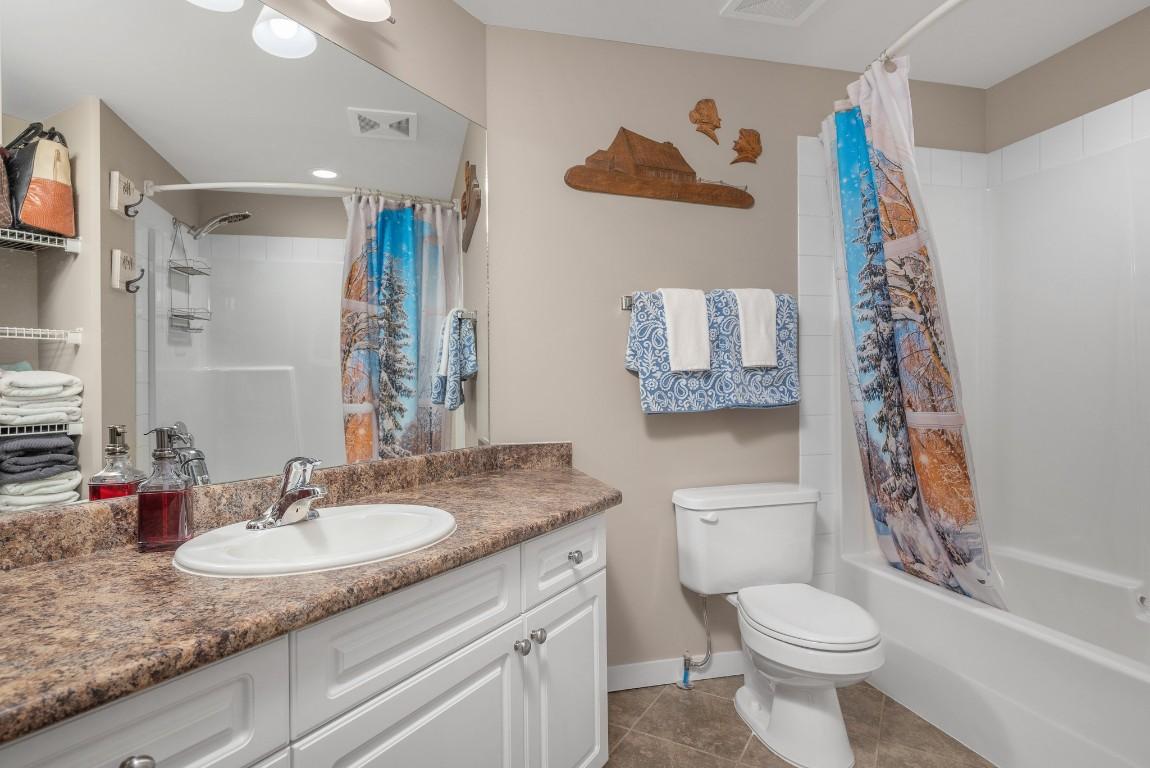 213-3550 Woodsdale Road, Lake Country, BC - Indoor Photo Showing Bathroom