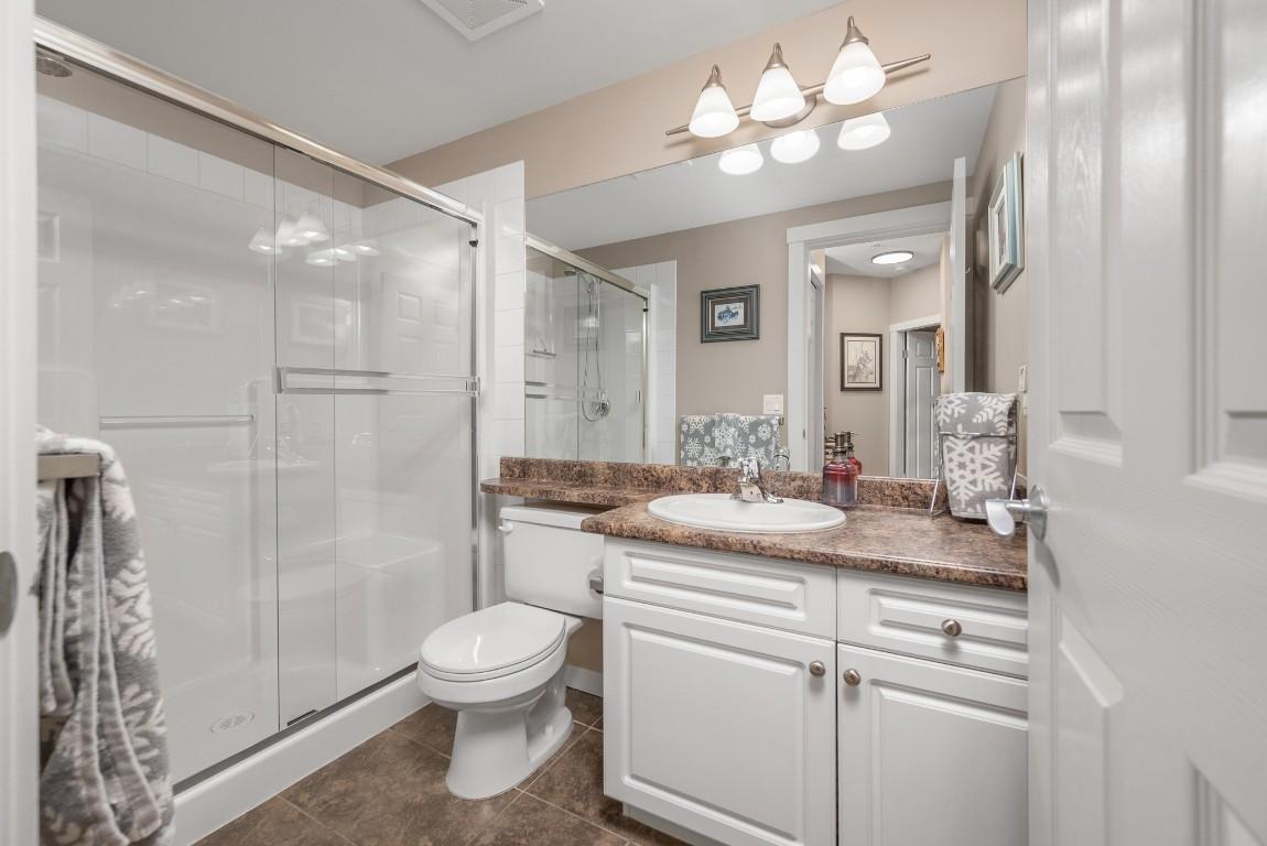213-3550 Woodsdale Road, Lake Country, BC - Indoor Photo Showing Bathroom