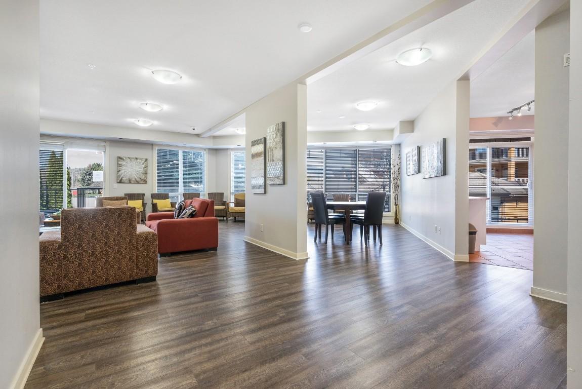 213-3550 Woodsdale Road, Lake Country, BC - Indoor Photo Showing Living Room
