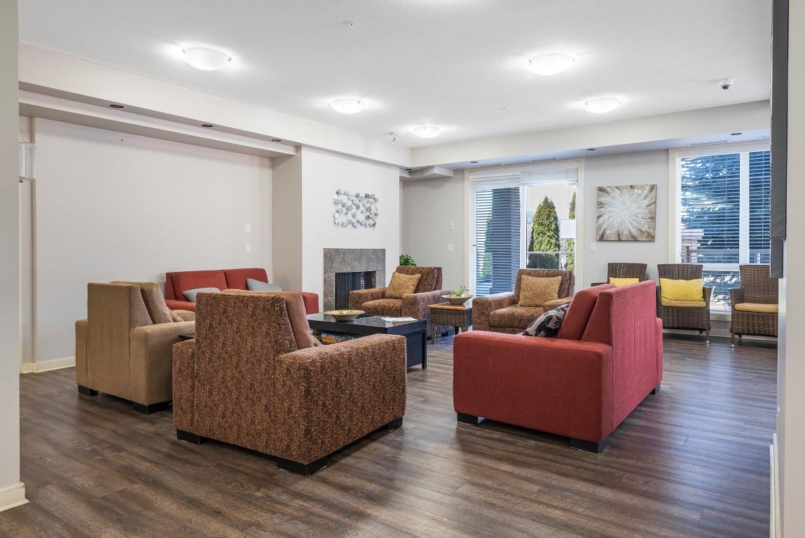213-3550 Woodsdale Road, Lake Country, BC - Indoor Photo Showing Living Room