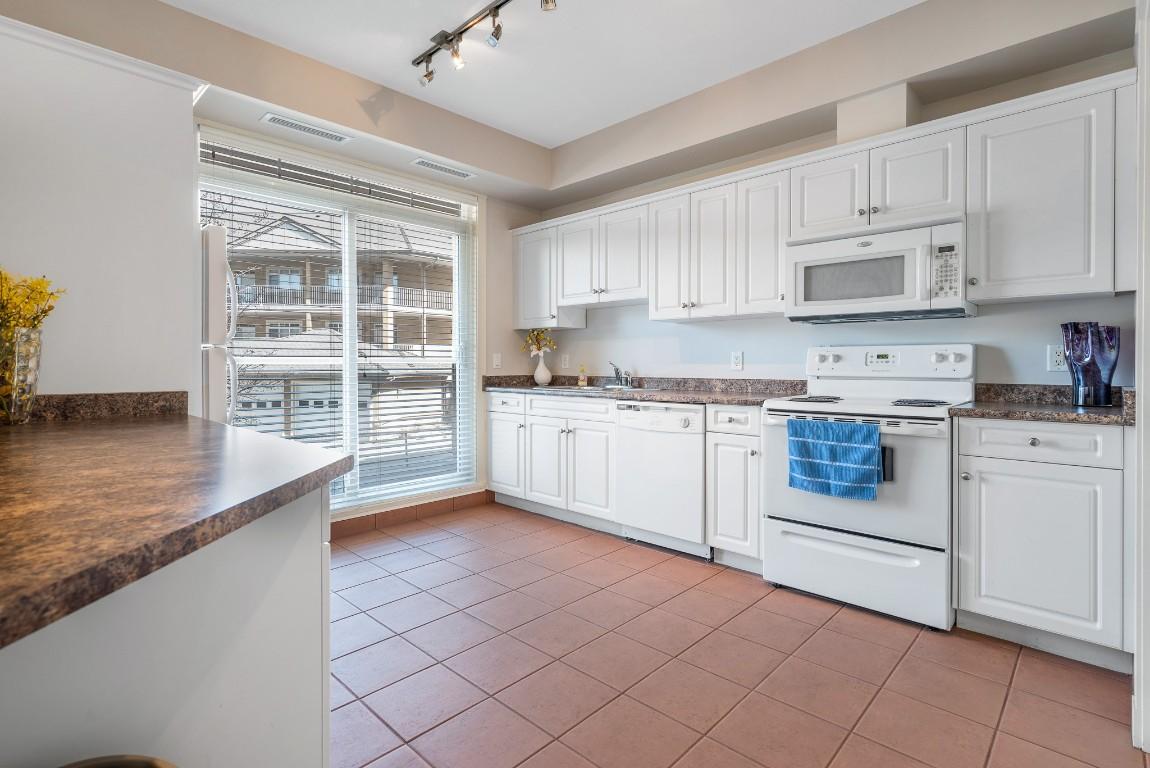213-3550 Woodsdale Road, Lake Country, BC - Indoor Photo Showing Kitchen