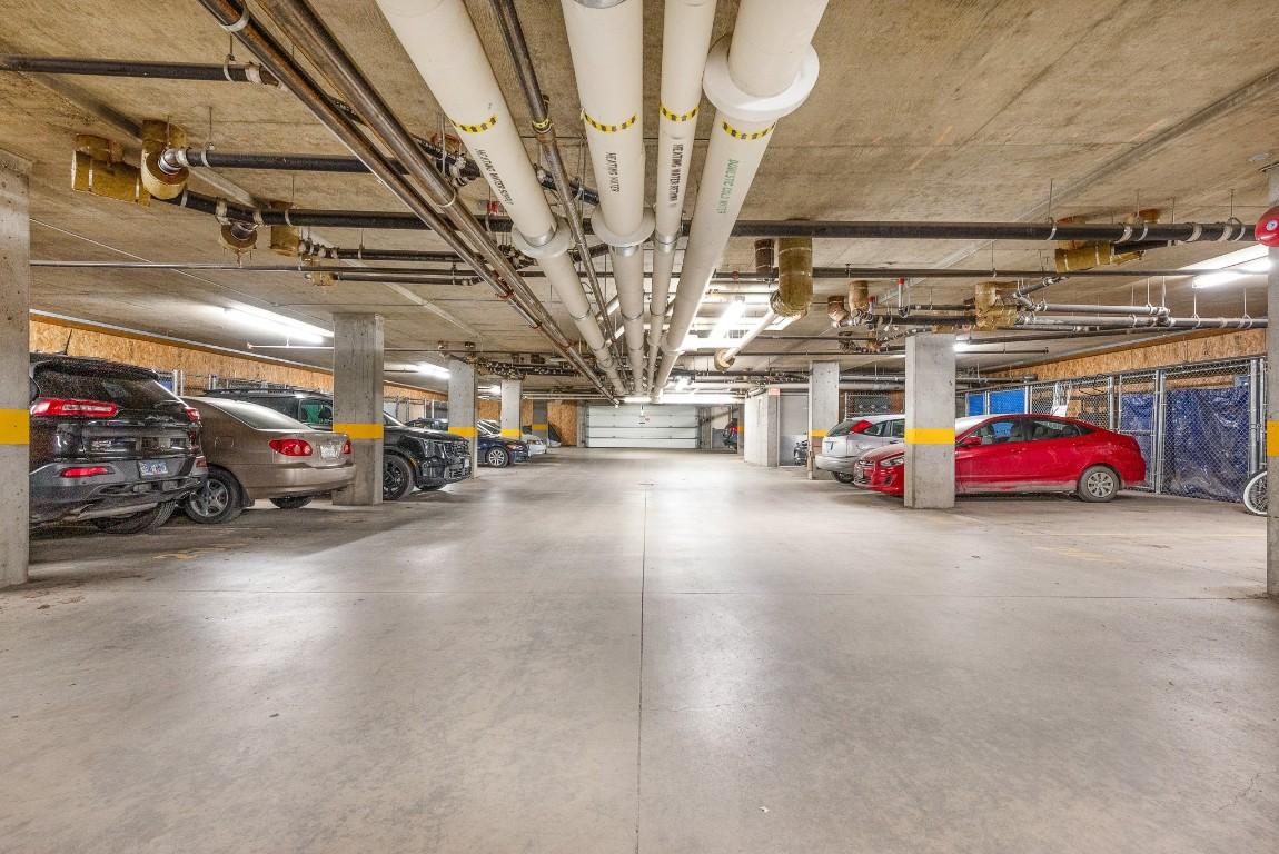 213-3550 Woodsdale Road, Lake Country, BC - Indoor Photo Showing Garage