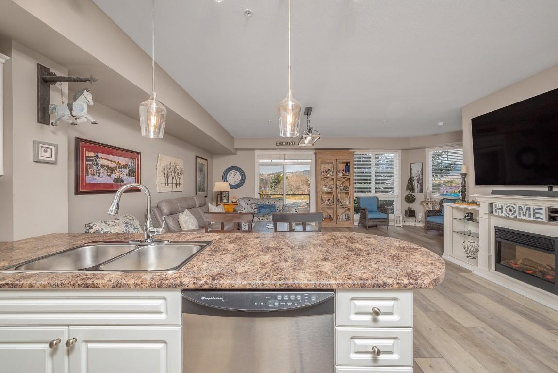213-3550 Woodsdale Road, Lake Country, BC - Indoor Photo Showing Kitchen With Double Sink