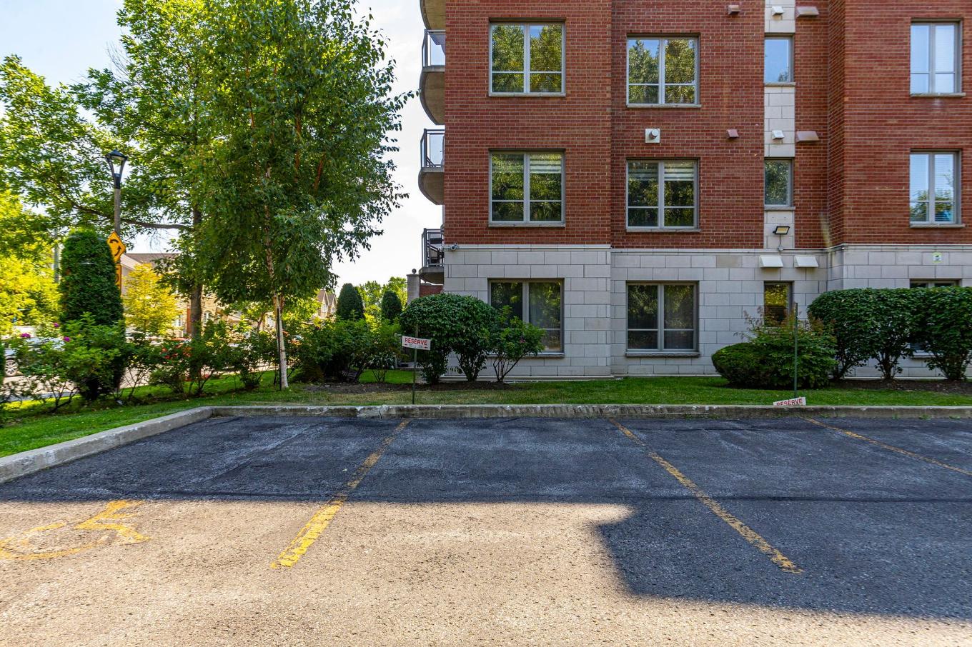 Stationnement - 405-5220 Boul. Des Sources, Montréal (Pierrefonds-Roxboro), QC - Outdoor