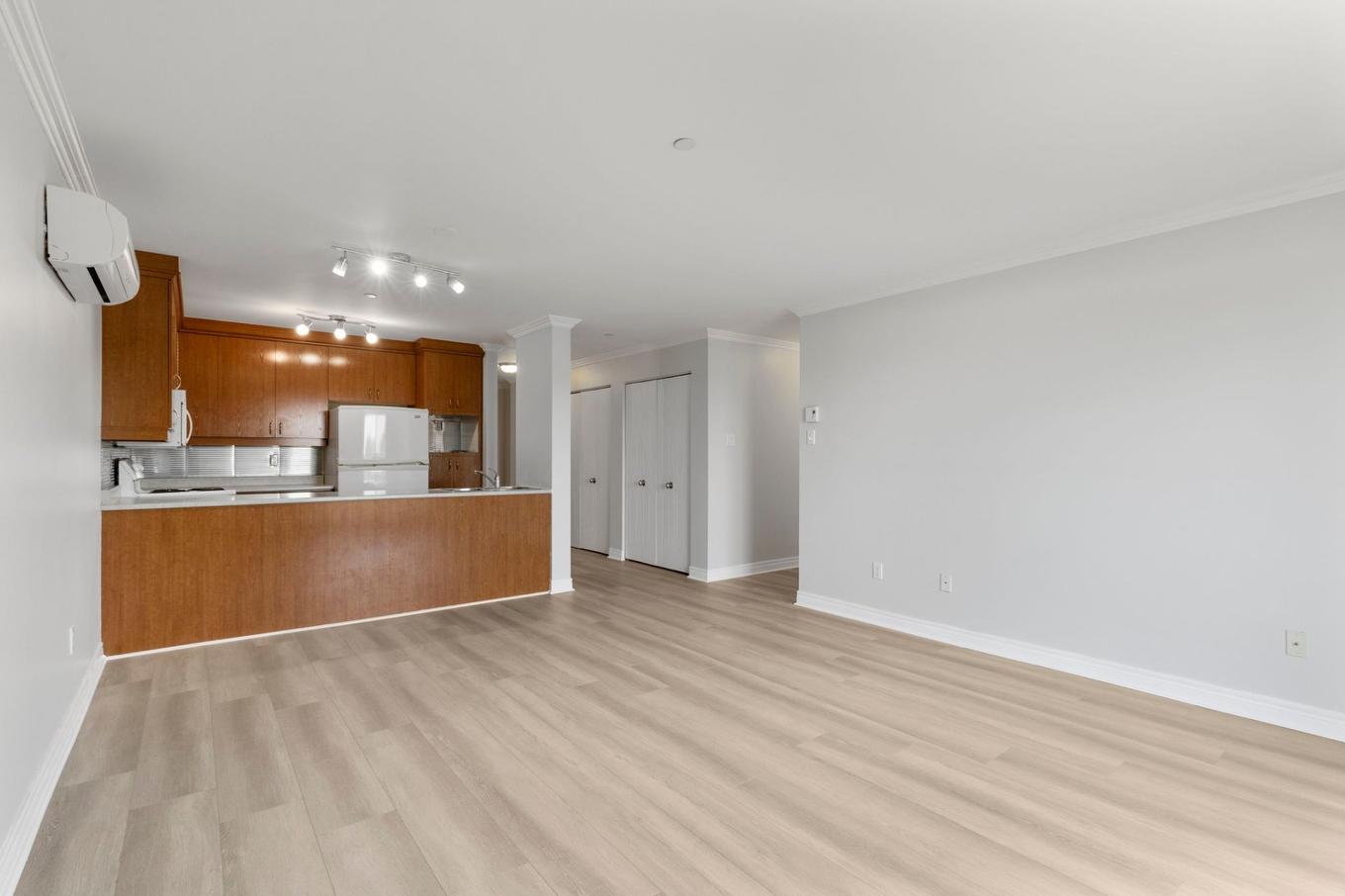 Salon - 405-5220 Boul. Des Sources, Montréal (Pierrefonds-Roxboro), QC - Indoor Photo Showing Kitchen