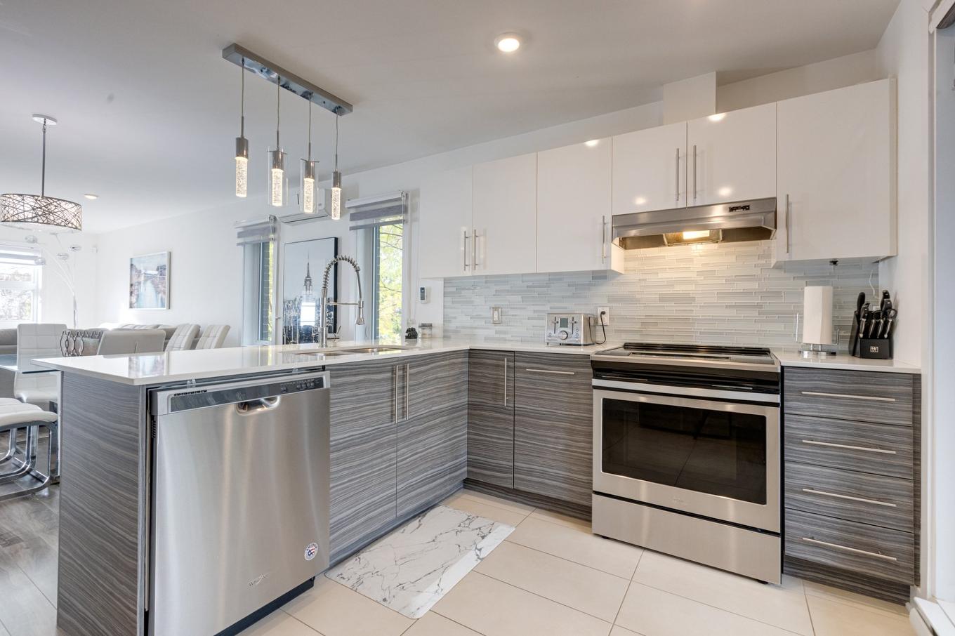 Cuisine - 33A Av. Sauriol, Laval (Laval-Des-Rapides), QC - Indoor Photo Showing Kitchen With Upgraded Kitchen