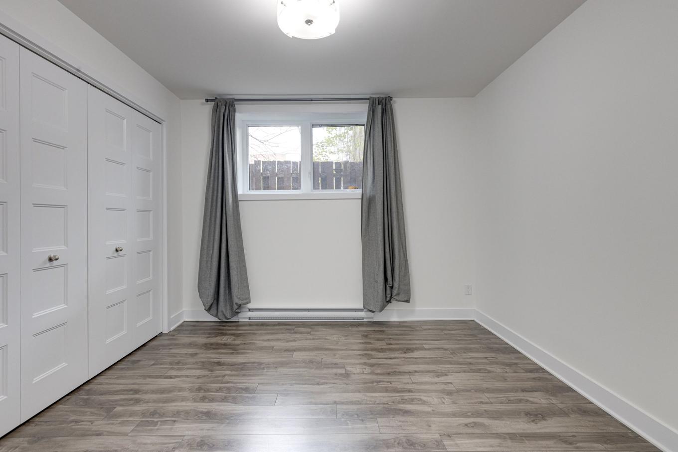 Chambre à coucher - 33A Av. Sauriol, Laval (Laval-Des-Rapides), QC - Indoor Photo Showing Other Room