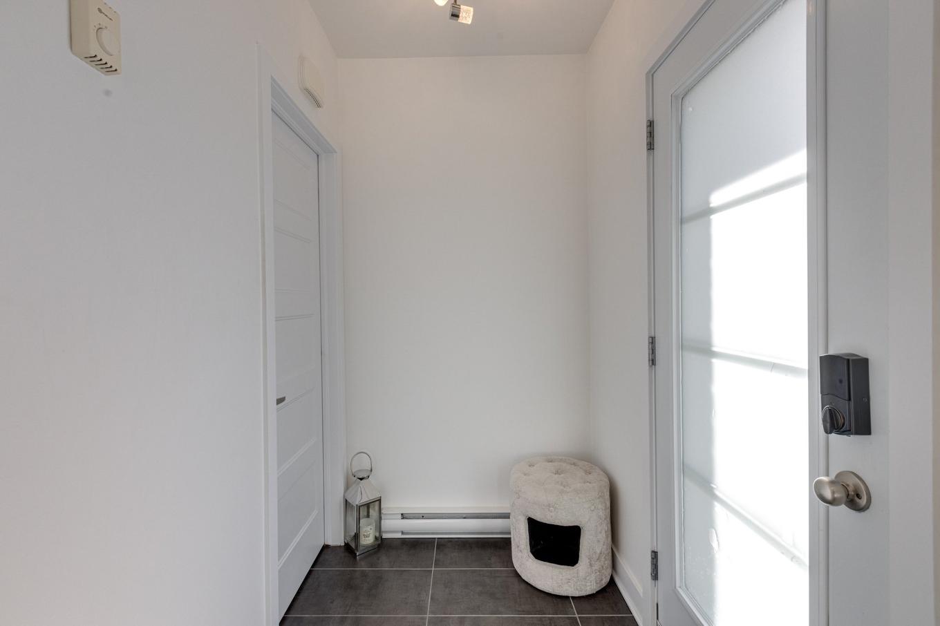 Hall d'entrée/Vestibule - 33A Av. Sauriol, Laval (Laval-Des-Rapides), QC - Indoor Photo Showing Other Room