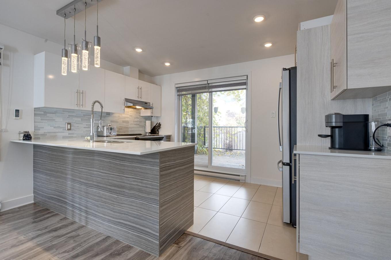Cuisine - 33A Av. Sauriol, Laval (Laval-Des-Rapides), QC - Indoor Photo Showing Kitchen With Upgraded Kitchen