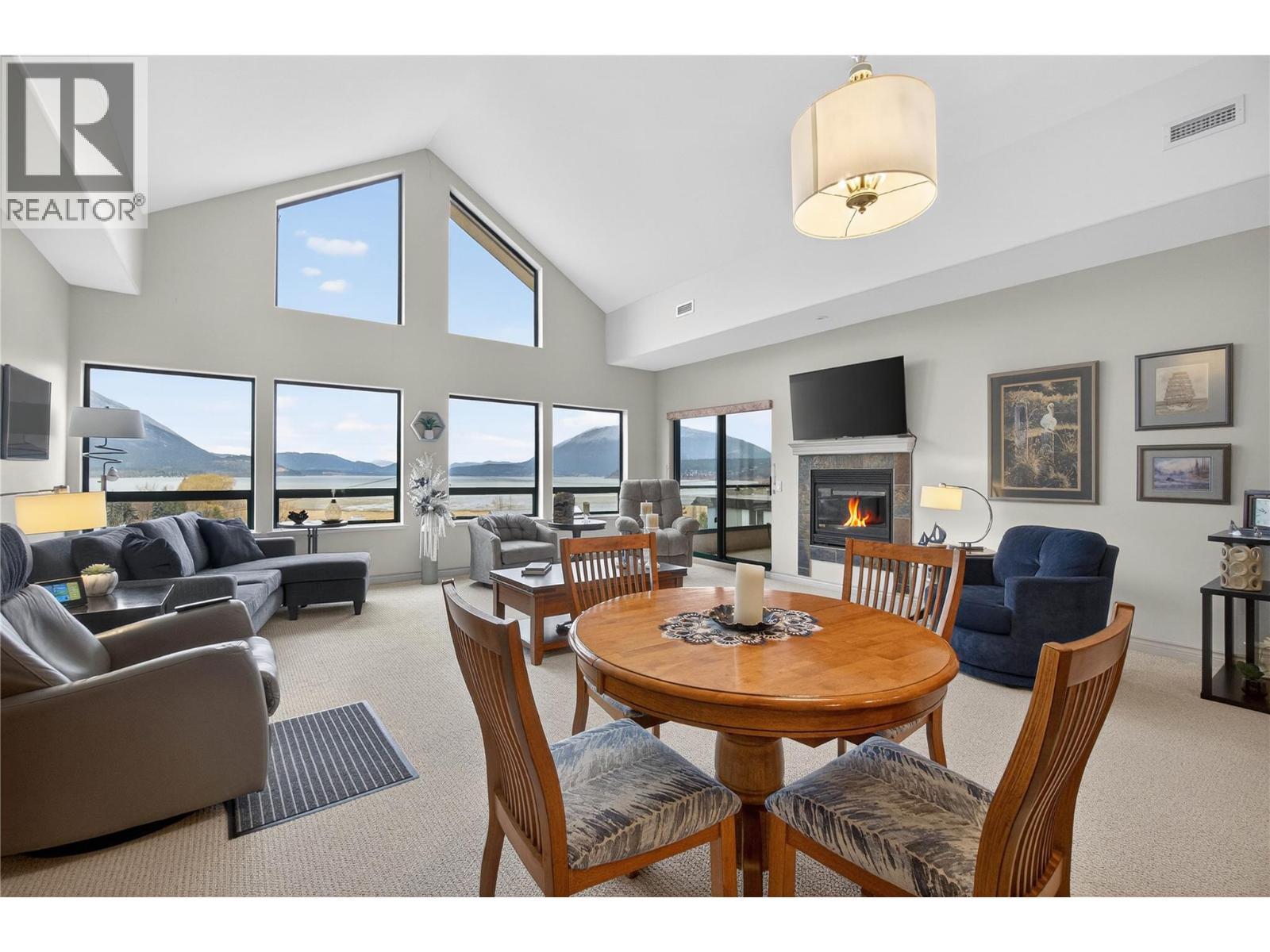 571 6 Street Ne Unit# 302, Salmon Arm, BC - Indoor With Fireplace