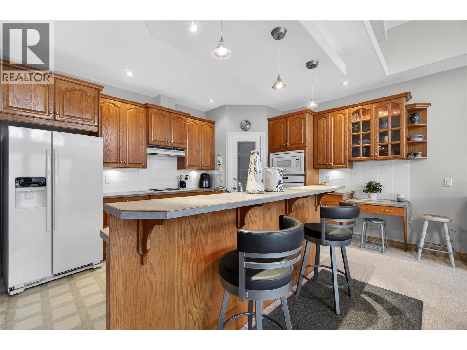 571 6 Street Ne Unit# 302, Salmon Arm, BC - Indoor Photo Showing Kitchen