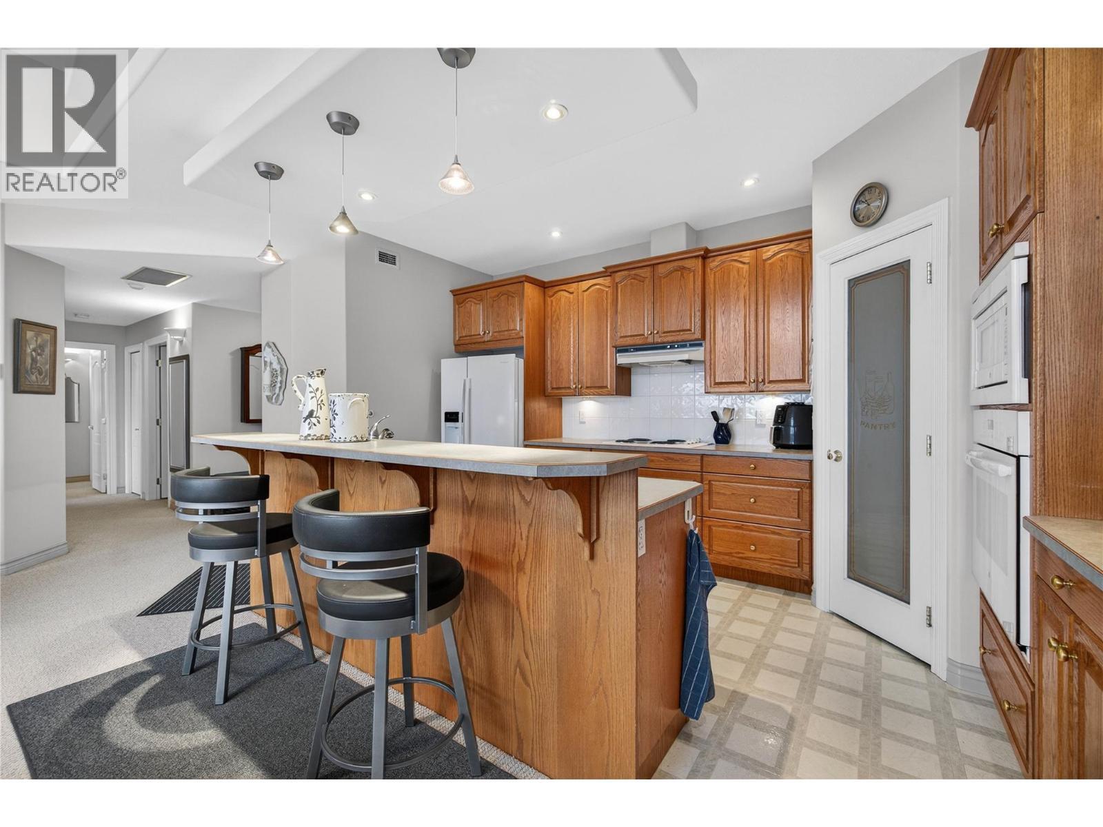 571 6 Street Ne Unit# 302, Salmon Arm, BC - Indoor Photo Showing Kitchen