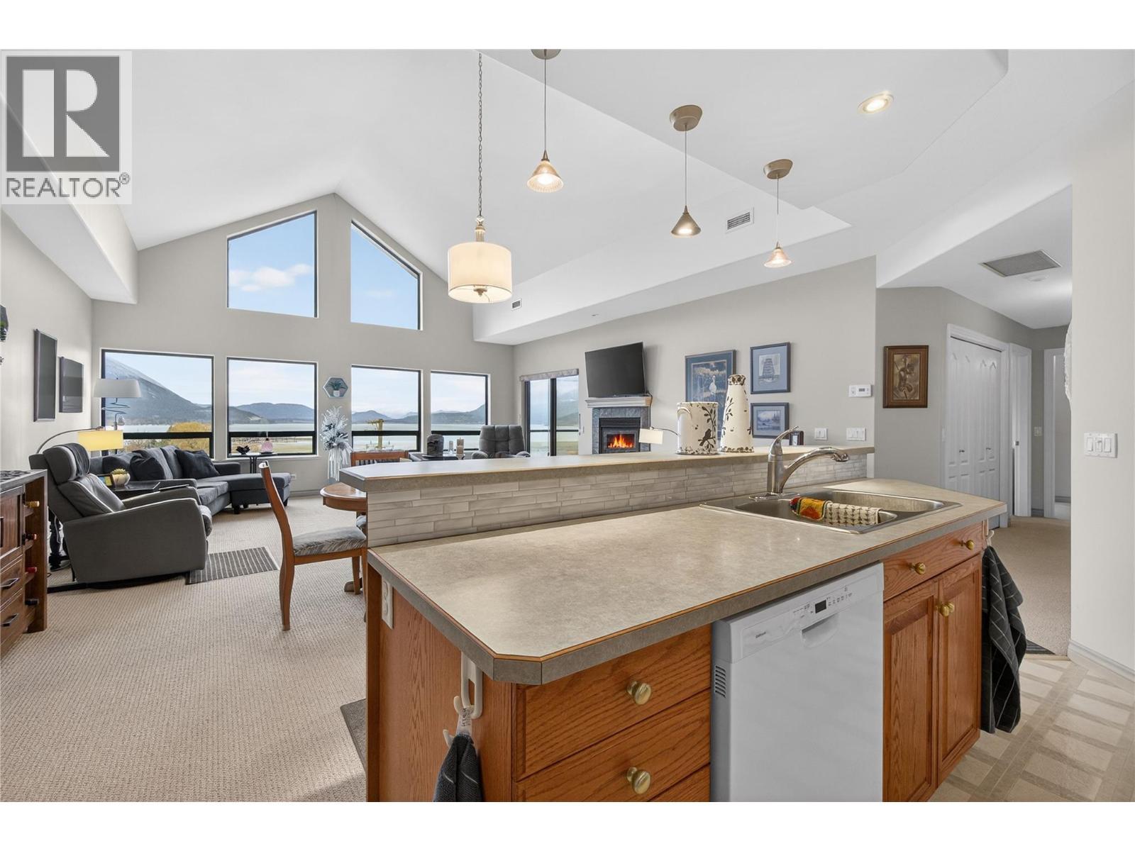 571 6 Street Ne Unit# 302, Salmon Arm, BC - Indoor Photo Showing Kitchen With Double Sink