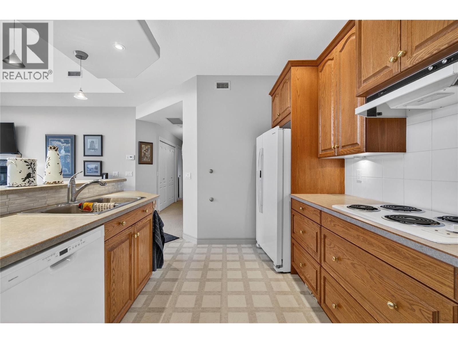 571 6 Street Ne Unit# 302, Salmon Arm, BC - Indoor Photo Showing Kitchen