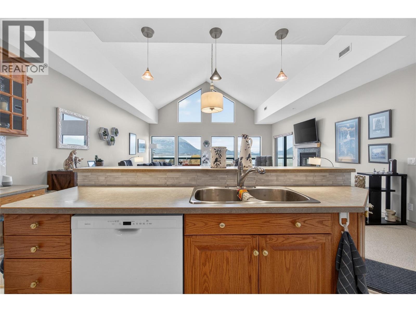 571 6 Street Ne Unit# 302, Salmon Arm, BC - Indoor Photo Showing Kitchen With Double Sink