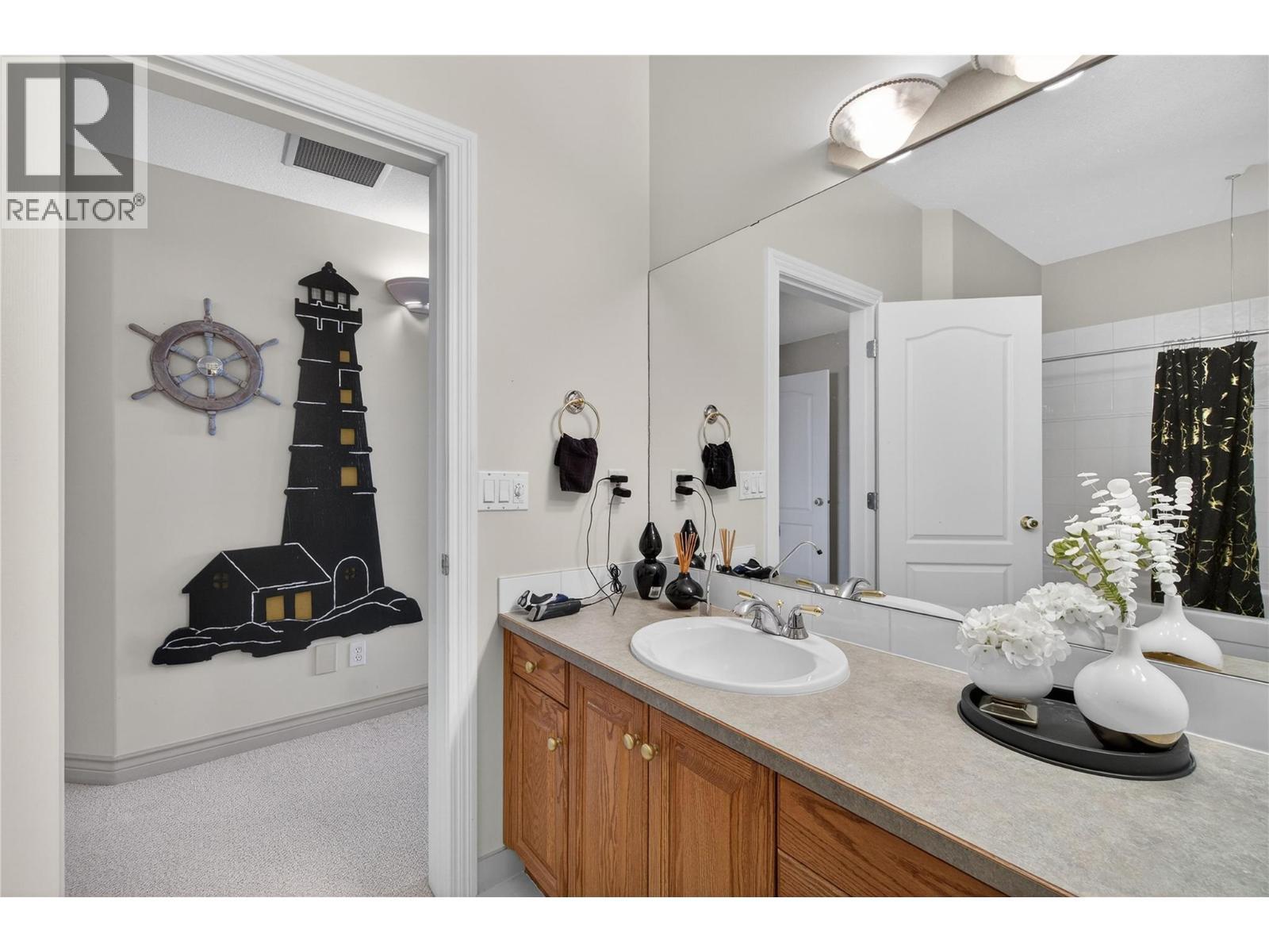 571 6 Street Ne Unit# 302, Salmon Arm, BC - Indoor Photo Showing Bathroom