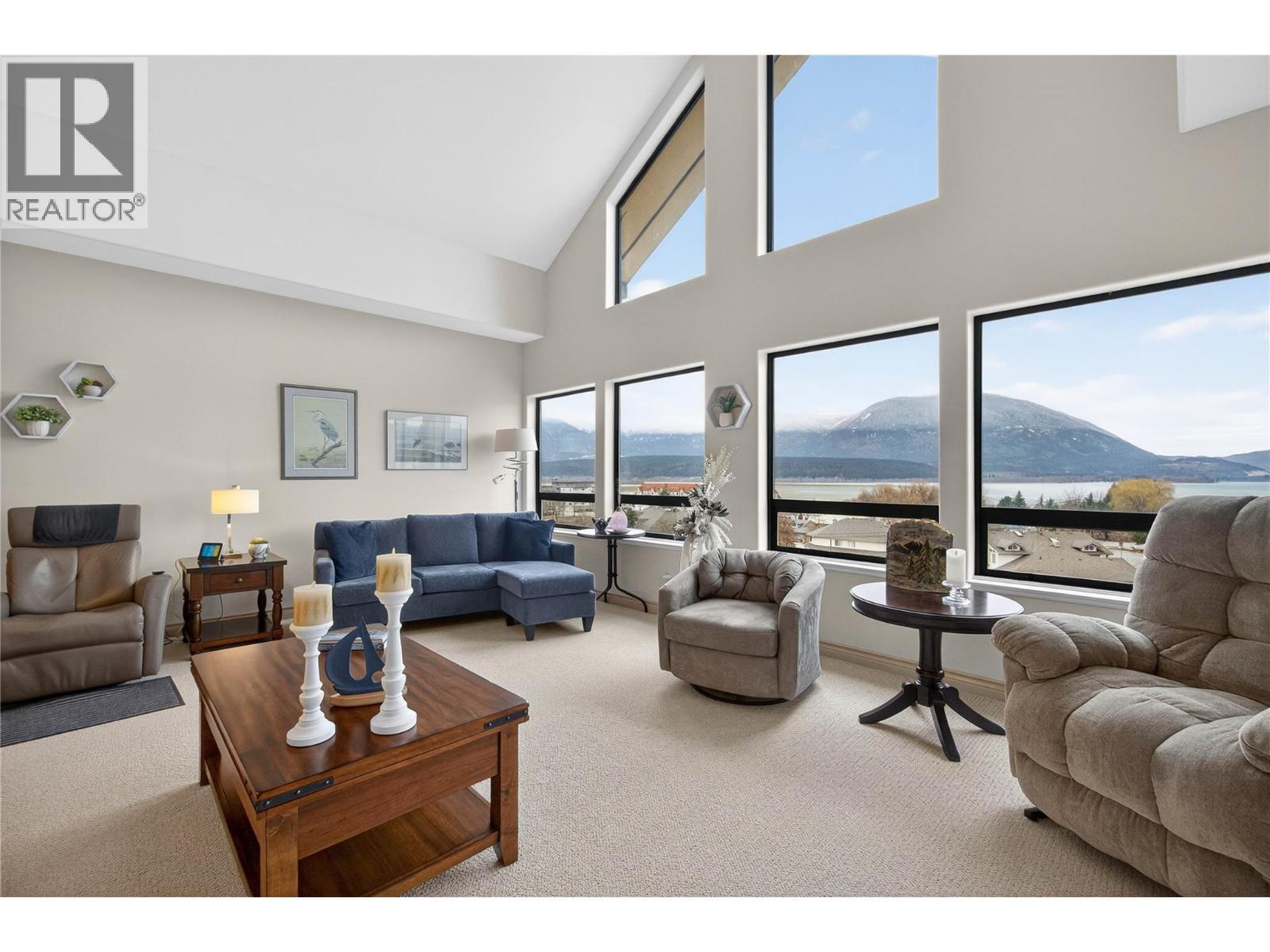 571 6 Street Ne Unit# 302, Salmon Arm, BC - Indoor Photo Showing Living Room