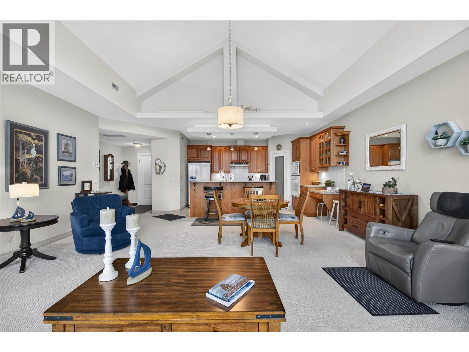 571 6 Street Ne Unit# 302, Salmon Arm, BC - Indoor Photo Showing Living Room