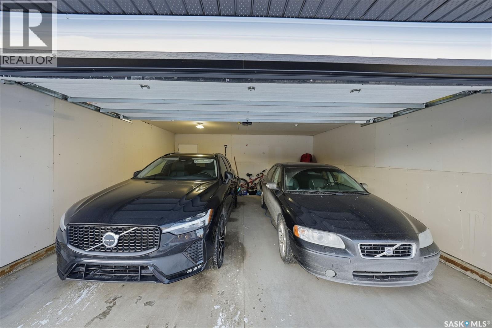 705 Evergreen Boulevard, Saskatoon, SK - Indoor Photo Showing Garage