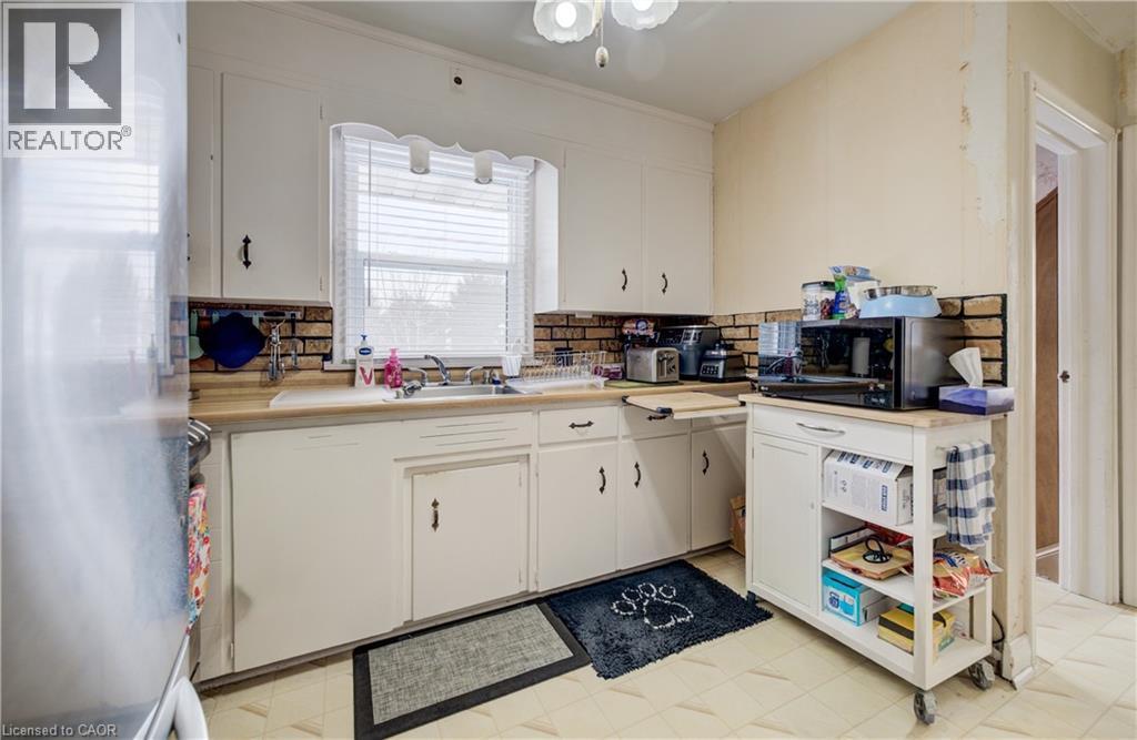 33 Elginfield Drive, Guelph, ON - Indoor Photo Showing Kitchen