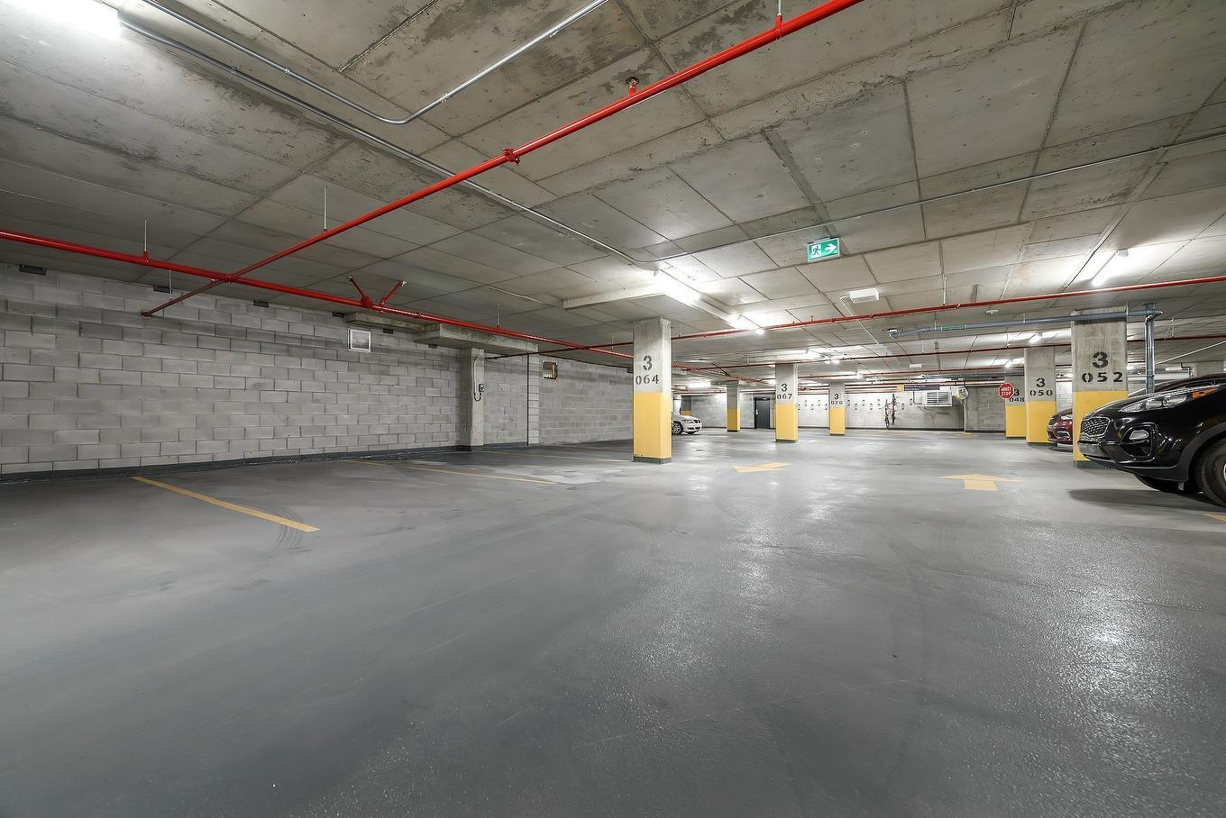 Garage - 3501-1245 Rue De Bleury, Montréal (Ville-Marie), QC - Indoor Photo Showing Garage