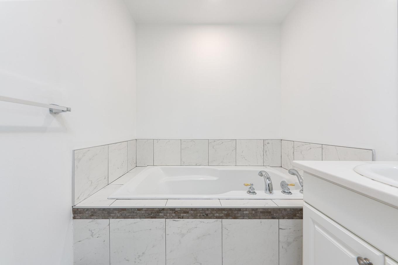 Bathroom - 704A-800 Rue Muir, Montréal (Saint-Laurent), QC - Indoor Photo Showing Bathroom