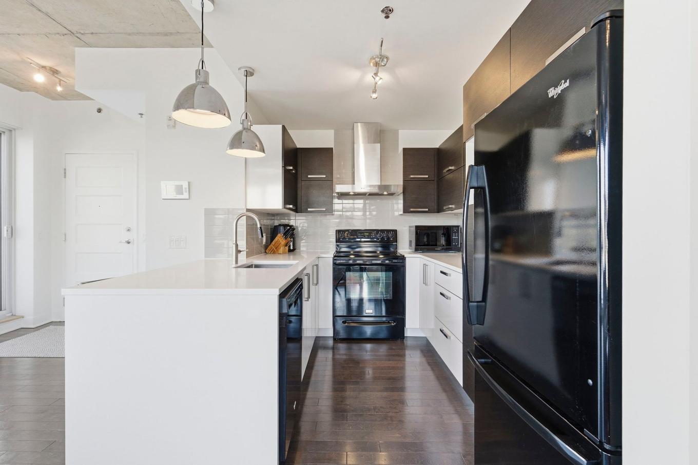 Cuisine - 814-377 Rue Des Seigneurs, Montréal (Le Sud-Ouest), QC - Indoor Photo Showing Kitchen With Upgraded Kitchen