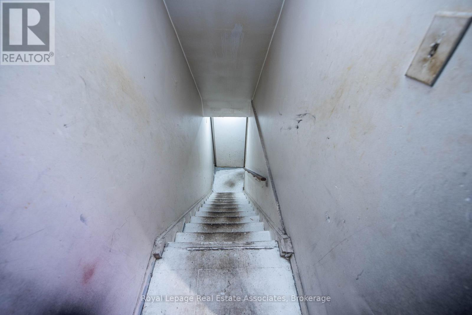 Main - 3071 Hurontario Street, Mississauga, ON