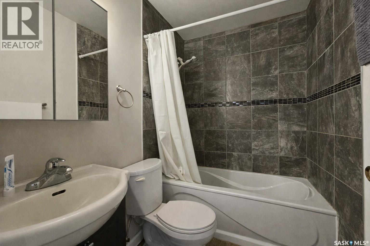1411 111Th Street, North Battleford, SK - Indoor Photo Showing Bathroom