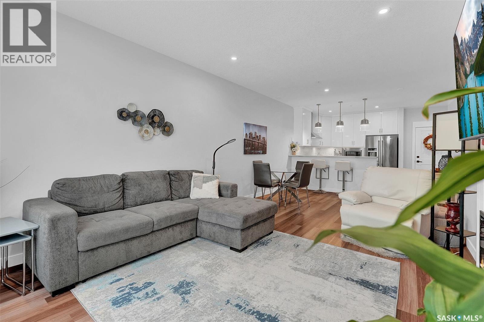 206 3581 Evans Court, Regina, SK - Indoor Photo Showing Living Room
