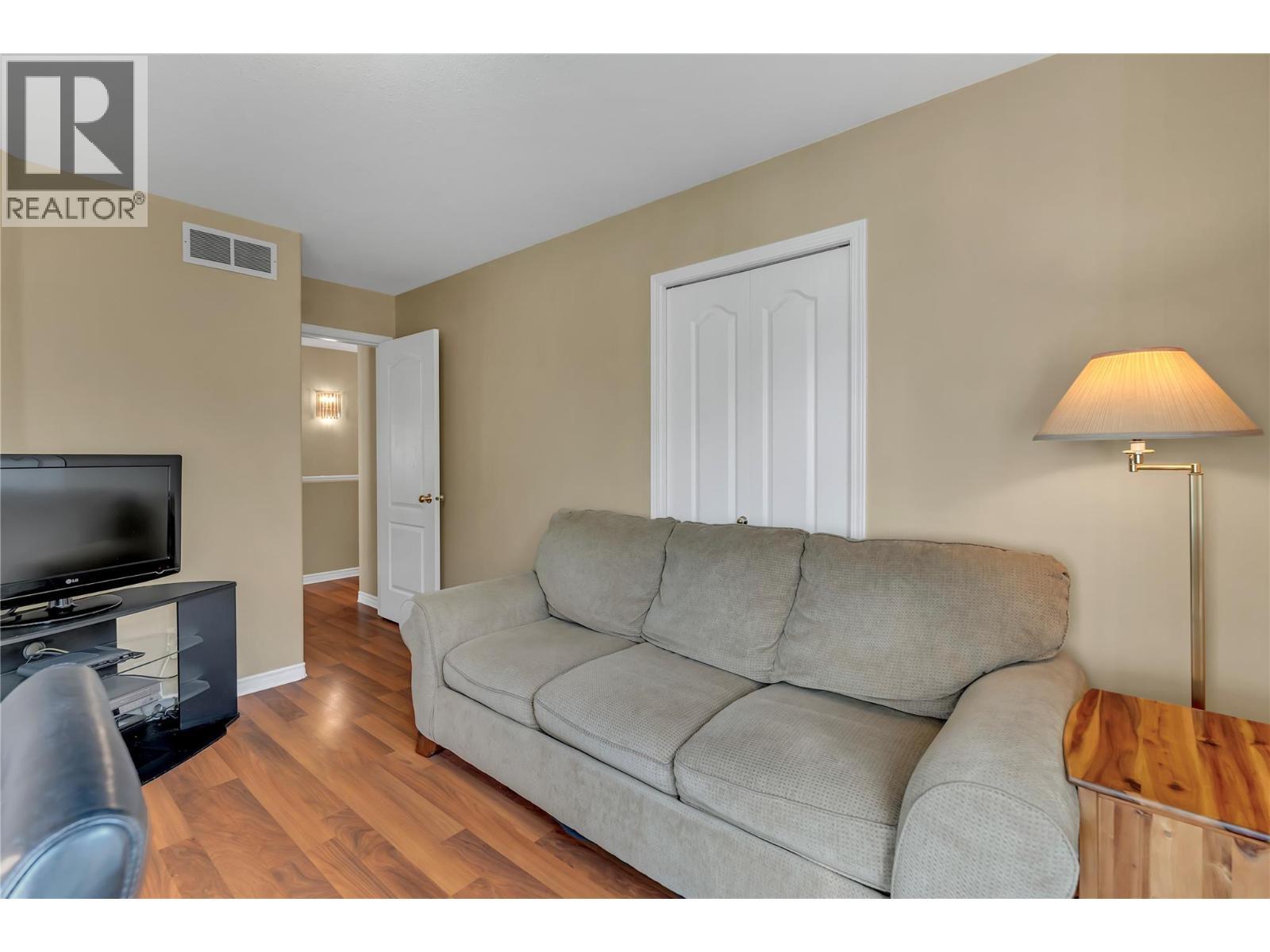 3008 Quail Crescent, Kelowna, BC - Indoor Photo Showing Living Room