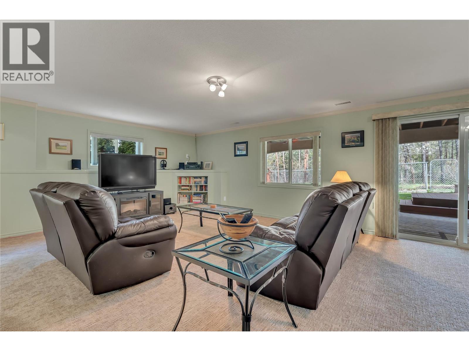 3008 Quail Crescent, Kelowna, BC - Indoor Photo Showing Living Room