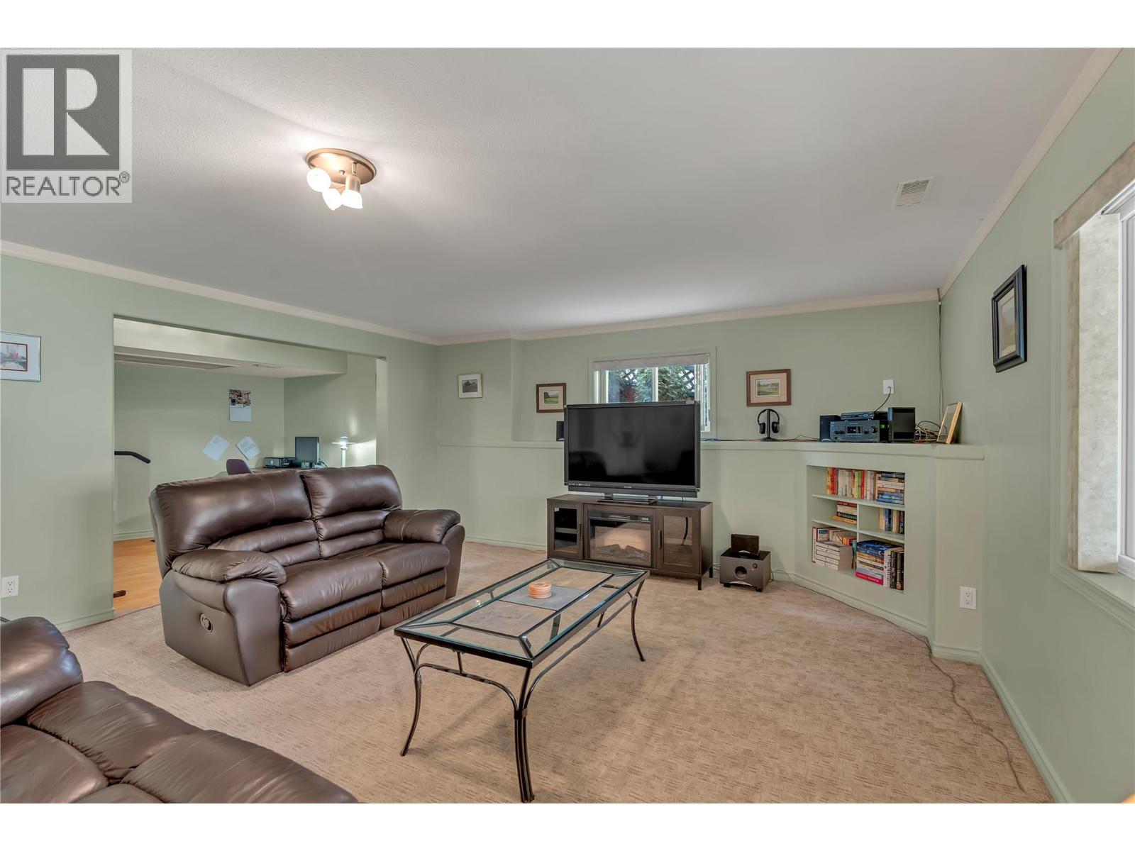 3008 Quail Crescent, Kelowna, BC - Indoor Photo Showing Living Room