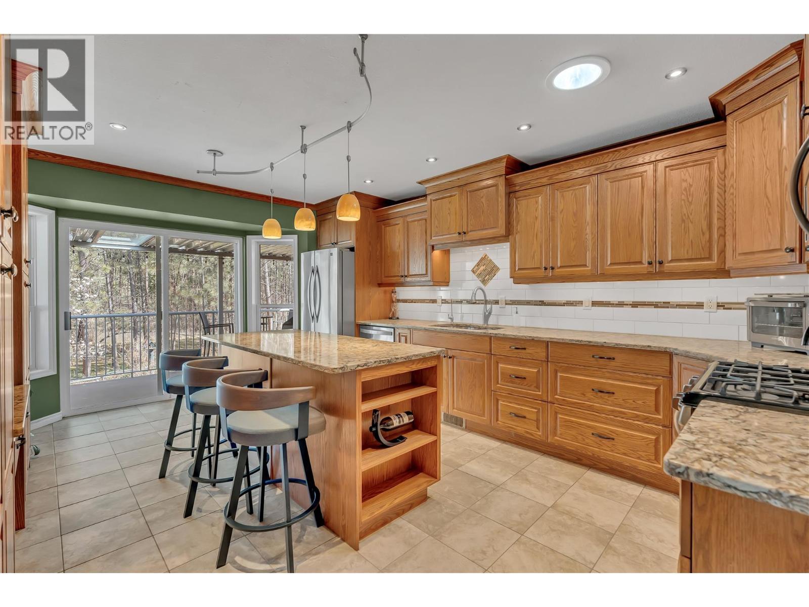 3008 Quail Crescent, Kelowna, BC - Indoor Photo Showing Kitchen