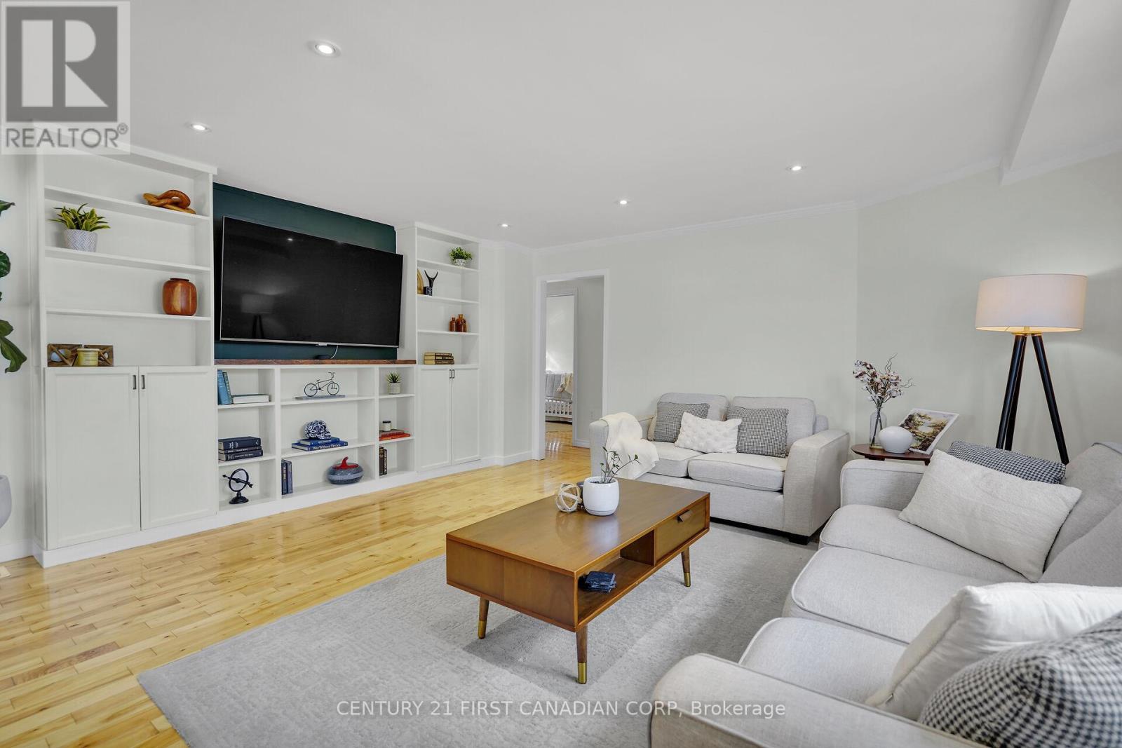 4279 South Routledge Road, London South (South V), ON - Indoor Photo Showing Living Room