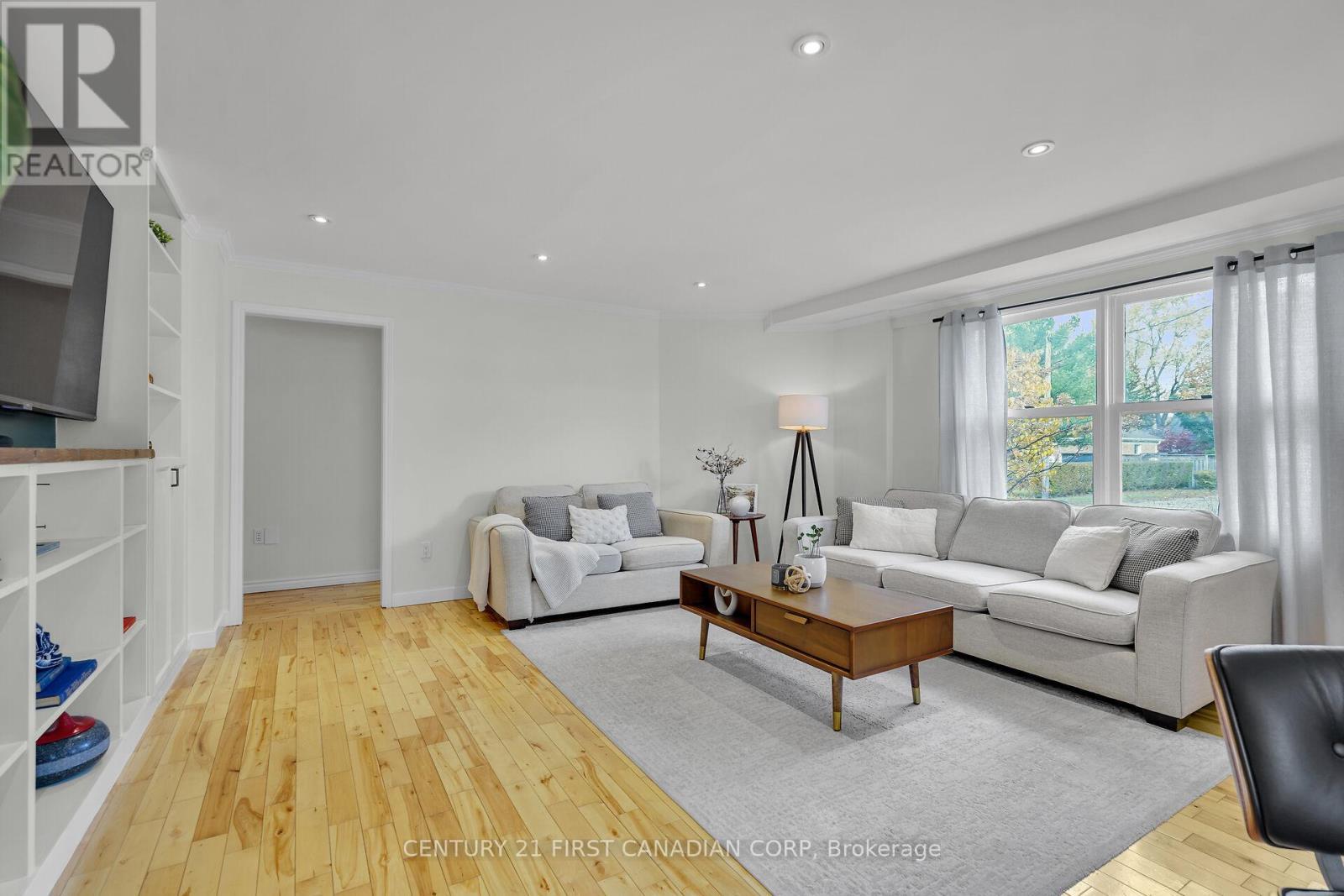 4279 South Routledge Road, London South (South V), ON - Indoor Photo Showing Living Room