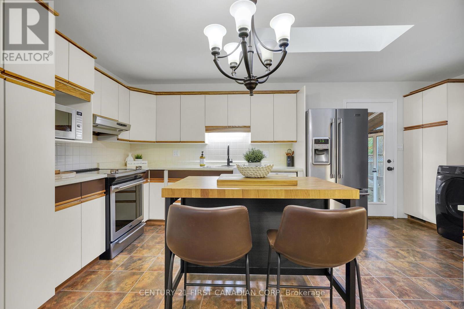 4279 South Routledge Road, London South (South V), ON - Indoor