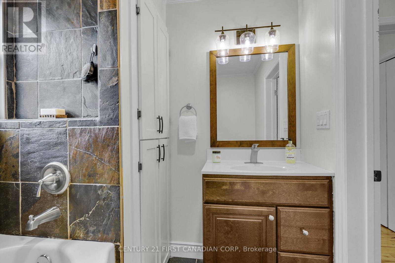 4279 South Routledge Road, London South (South V), ON - Indoor Photo Showing Bathroom
