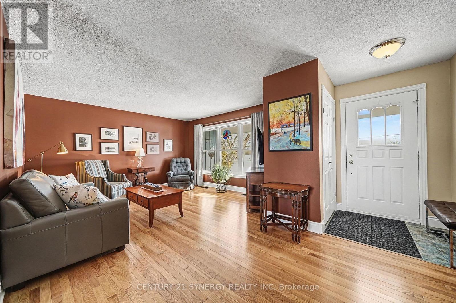 1104 Drummond Concession 1 Road, Drummond/North Elmsley, ON - Indoor Photo Showing Living Room