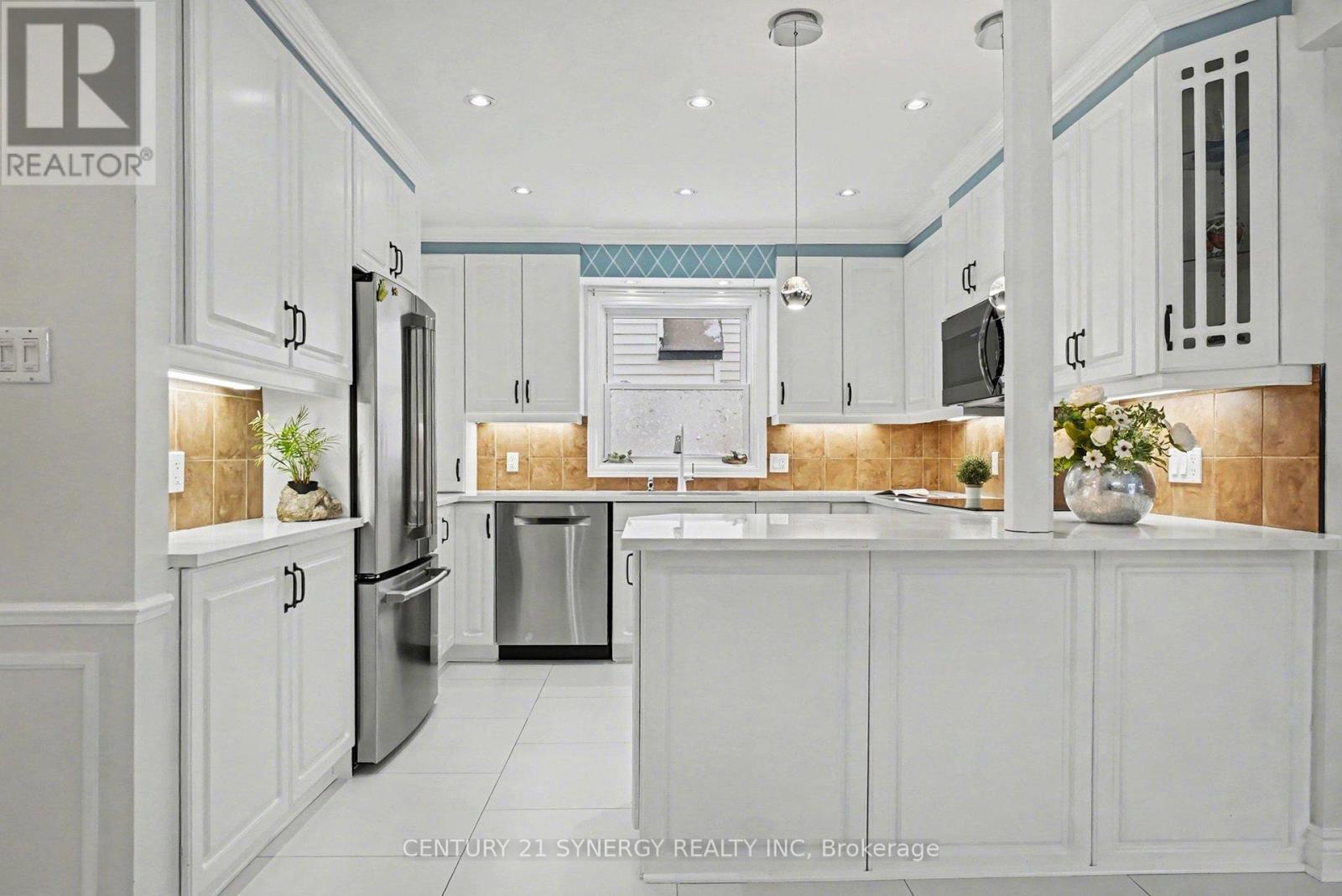 1916 Leclair Crescent, Ottawa, ON - Indoor Photo Showing Kitchen With Upgraded Kitchen