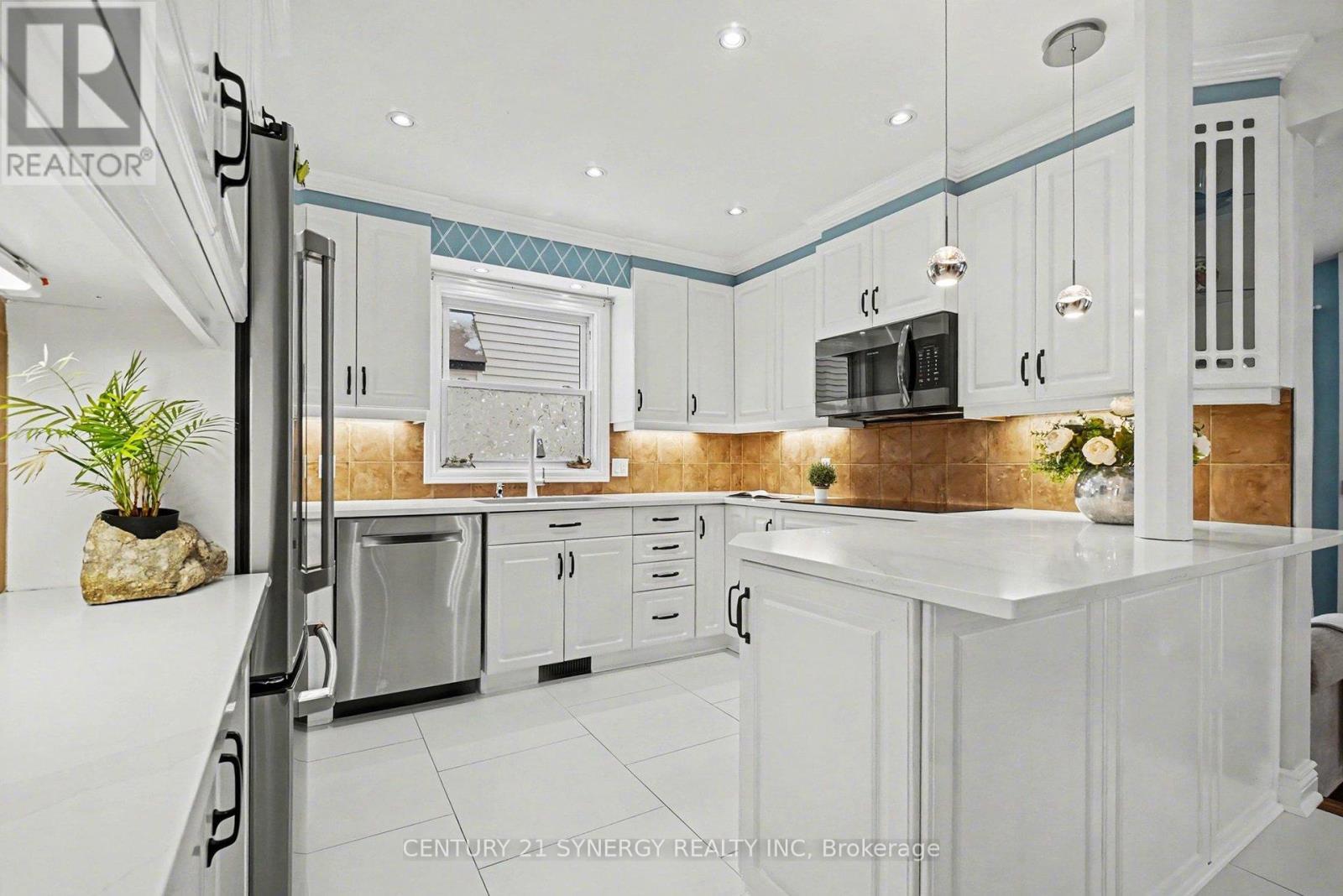 1916 Leclair Crescent, Ottawa, ON - Indoor Photo Showing Kitchen With Upgraded Kitchen