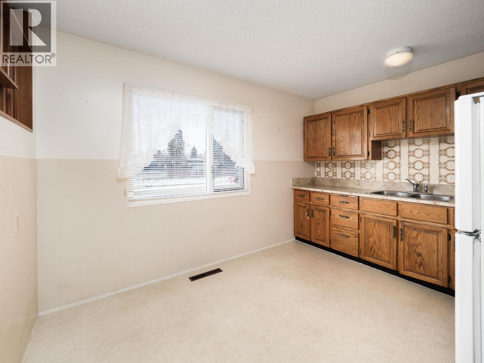 386 E Central Street, Prince George, BC - Indoor Photo Showing Kitchen With Double Sink