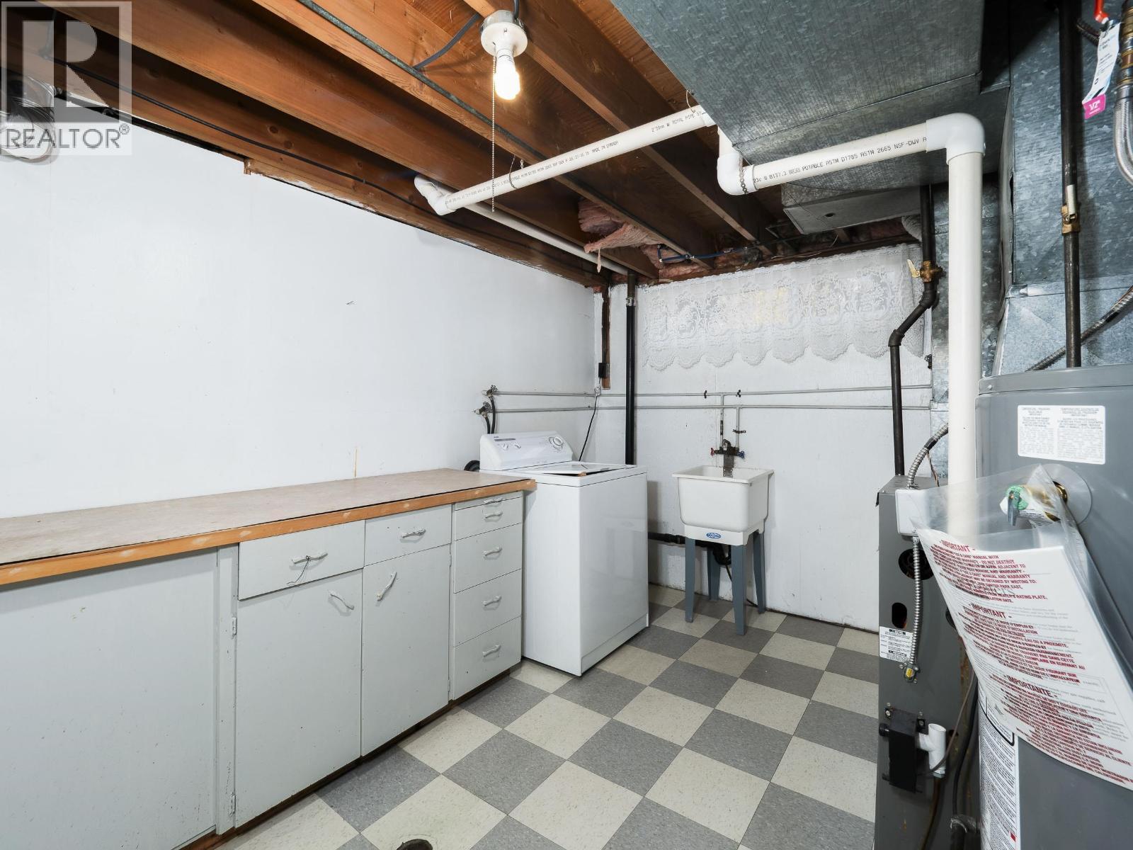386 E Central Street, Prince George, BC - Indoor Photo Showing Laundry Room